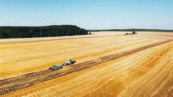 Фермеры на комбайне копают землю на зерновом поле — стоковое фото