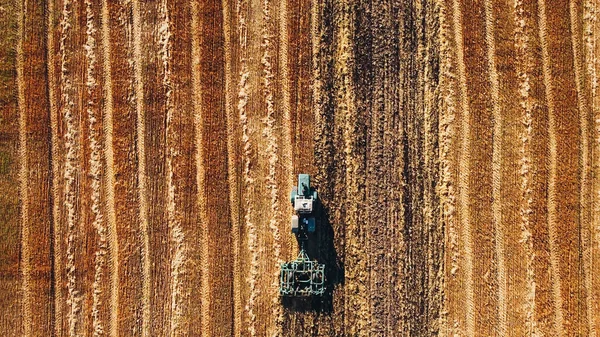 Aerial top view of farmers on a combine truck dig a field of wheat — Stock Photo, Image