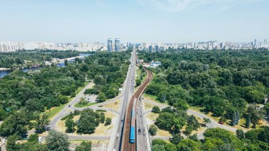 Yeraltı metrosu, köprüyü geçme, istasyona giriş.