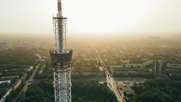 Antennen Eines Großen Fernsehturms Mit Wolkenkratzern Einem Wohngebiet Fliegen — Stockfoto