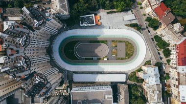 Şehrin kentsel alanındaki bisikletçiler için yeni büyük boş bisiklet yolunun üst görünümü