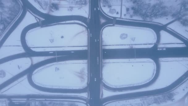 Luftaufnahme eines Autobahnkreuzes auf einer winterlichen Straße in der Stadt bei nebligem Wetter — Stockvideo