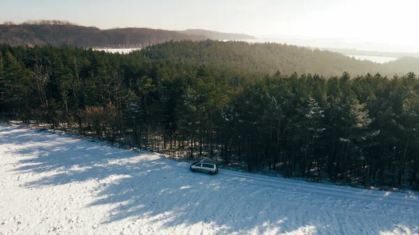 Autem Zimní Venkovské Silnici Zasněženém Lese Letecký Pohled Dronu — Stock fotografie