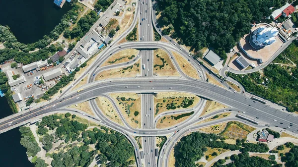 Otoyol üst geçidi boyunca giden arabaların üst görüntüsü. Şehir yolunda trafik vardı.