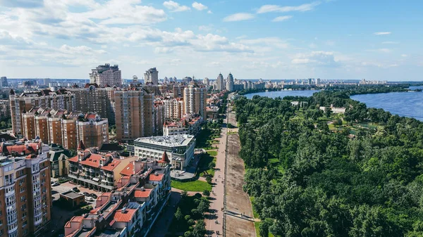 Bereich mit Wohngebäuden, Uferpromenade, Fußgängerzone und Park. Stadtbild — Stockfoto