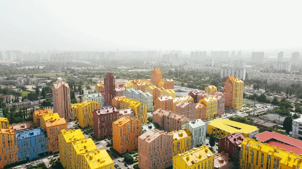 Αεροφωτογραφία αστικού τοπίου σύγχρονης κατοικημένης περιοχής με χρωματιστά κτίρια Εικόνα Αρχείου