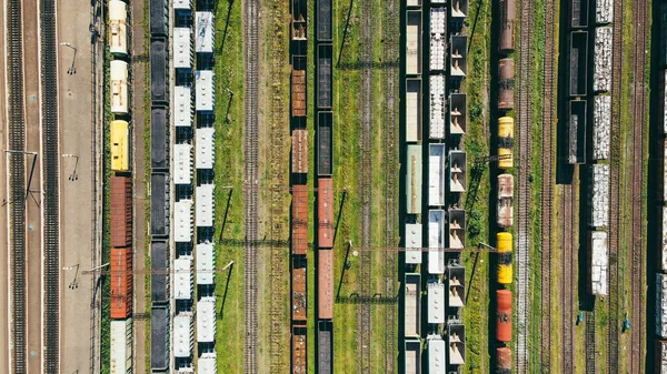 Αεροφωτογραφία του σταθμού αποθήκευσης εμπορευματικών αμαξοστοιχιών με φορτίο έτοιμο για παράδοση Εικόνα Αρχείου