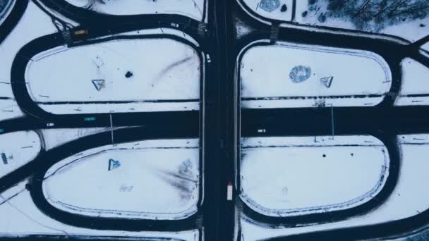 Letecký Pohled Auta Provoz Dálniční Křižovatce Zimě Silnice Městě — Stock video