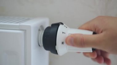 Erkek eli sayılarla mekanik pil göstergesini açar ve kapatır