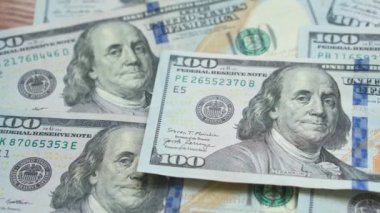 Bir sürü 100 Amerikan doları. Nakit para banknotları. Franklinlerin yüz dokusu