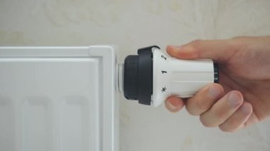 Erkek eli sayılarla mekanik pil göstergesini açar ve kapatır