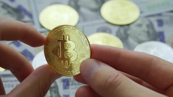 Homme Mains Tenant Crypto Monnaie Bitcoin Pièce Dessus Dollars Fond — Video