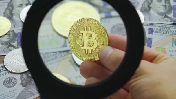 Makro Widok Przez Szkło Powiększające Złote Bitcoin Monety Stole Dolarami — Wideo stockowe