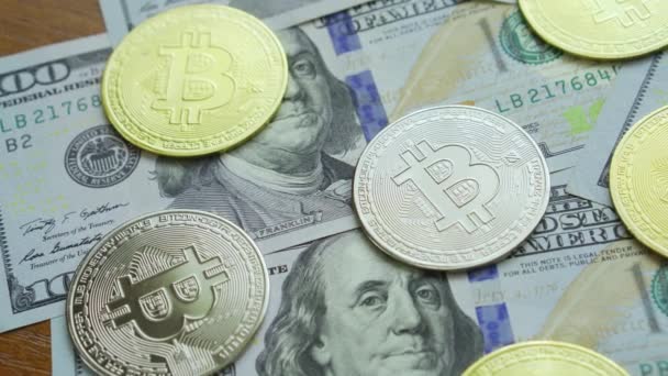 Monedas Oro Plata Bitcoin Encuentran Sobre Mesa Con Dólares Cerca — Vídeo de stock