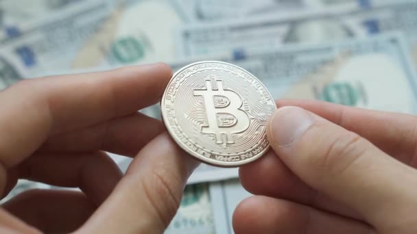 Άνθρωπος Χέρια Κρατώντας Crypto Νόμισμα Ασήμι Bitcoin Πάνω Από Δολάρια — Αρχείο Βίντεο