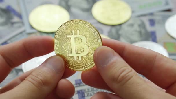 Homme Mains Tenant Crypto Monnaie Bitcoin Pièce Dessus Dollars Fond — Video