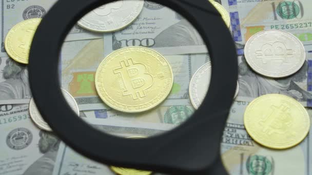 Dolarlarla Dolu Bir Masanın Üzerindeki Bitcoin Paraların Üzerindeki Büyüteç Camından — Stok video