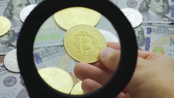 Makro Pohled Přes Lupu Zlaté Bitcoin Mince Stole Dolary — Stock video