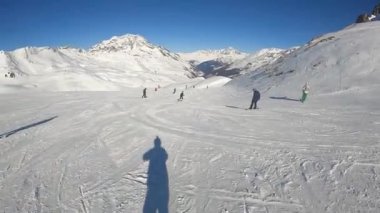 Fransa Alplerinde bir snowboardcu antrenman yapıyor.