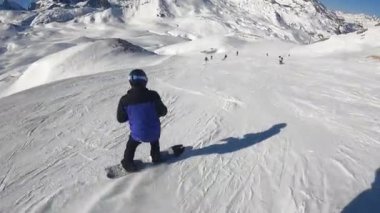 Fransa Alplerinde bir snowboardcu antrenman yapıyor.