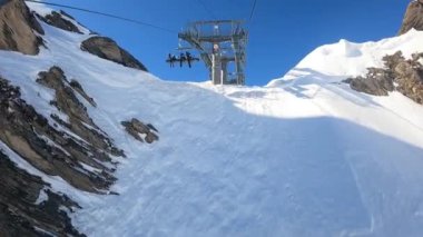 Kayakçılar teleferiği dağın tepesine çıkarsın.