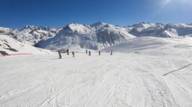 Bir snowboardcu Alplerde gerçek insanları geçer.
