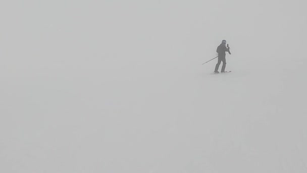 Narciarz w ciężkiej mgle w górach Alp — Wideo stockowe
