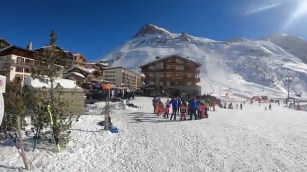 Μια ομάδα παιδιών μαθαίνουν σκι στις Άλπεις — Αρχείο Βίντεο