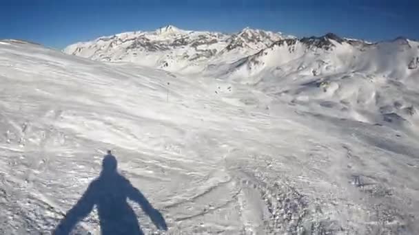 Snowboarder cae a velocidad descendente de la montaña — Vídeos de Stock