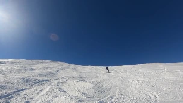 一个滑雪者在法国阿尔卑斯山里练习骑马 — 图库视频影像