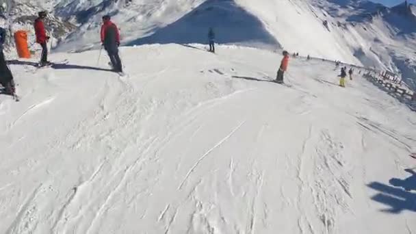 A snowboarder passes true people in the Alps — Stock Video