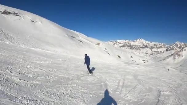Ένας snowboarder πρακτικές ιππασίας στις Άλπεις της Γαλλίας — Αρχείο Βίντεο