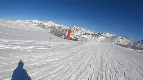 A snowboarder descends at speed from a mountainside in the Alps — Vídeo de Stock