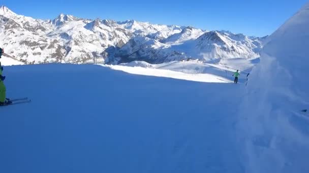 A snowboarder descends at speed from a mountainside in the Alps — Vídeo de Stock