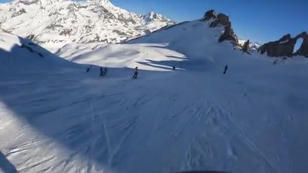 Ένας snowboarder κατεβαίνει με ταχύτητα από μια βουνοπλαγιά στις Άλπεις — Αρχείο Βίντεο