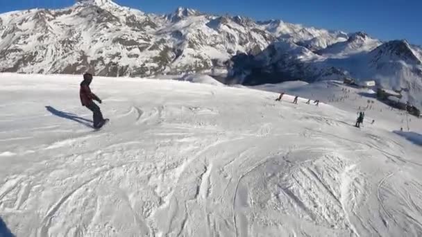 Snowboardzista zjeżdża z góry w Alpach. — Wideo stockowe
