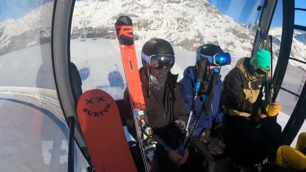 Los esquiadores llevan el teleférico a la cima de la montaña — Vídeos de Stock