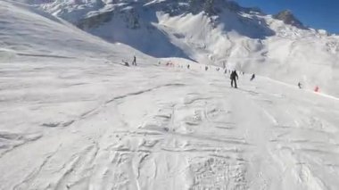 Bir snowboardcu Alplerdeki bir dağ yamacından hızla iner.