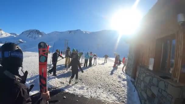 阿尔卑斯山缆车的滑雪者出口 — 图库视频影像