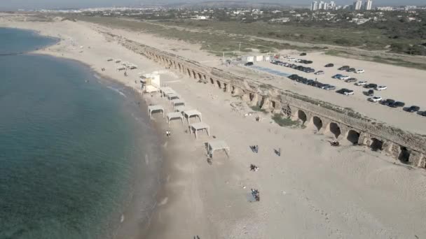Ancient aqueduct on the beach in the city of Caesarea Israel drone shot — Stock videók