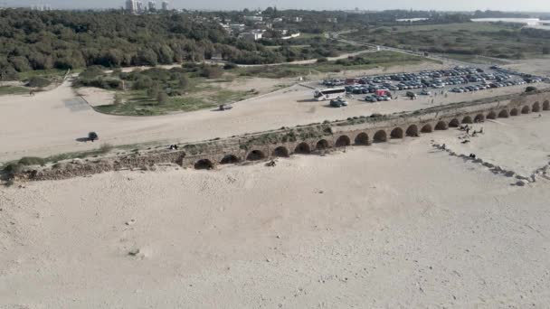 Oude aquaduct op het strand in de stad Caesarea Israël drone schot — Stockvideo