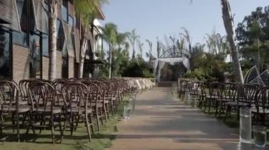 Yol chuppah 'a çıkıyor. İnsansız hava aracı tarafından filme alındı..