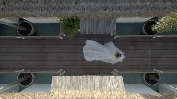 Vista do topo da noiva andando — Vídeo de Stock