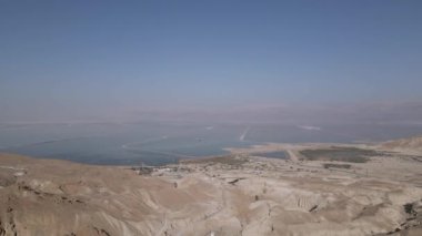 Tepelerin ve Ölü Deniz 'in havadan görünüşü. Yüksek kalite 4k görüntü