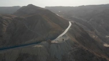 Ölü Deniz 'e giden yol. İnsansız hava aracı görüntüsü. Yüksek kalite 4k görüntü