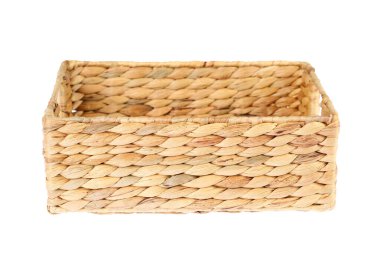 Ön manzara, su yatağı hasır depolama sepetine yakın, beyaz arka planda izole edilmiş.