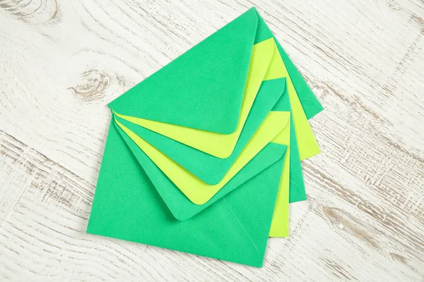 Fem Gröna Kuvert Återvunnet Papper Ett Vitt Rustikt Träbord — Stockfoto