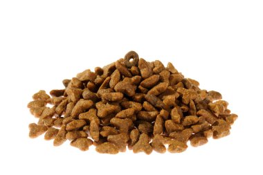 Kuru köpek ya da kedi maması yığınları Beyaz arka planda izole edilmiş granüller.