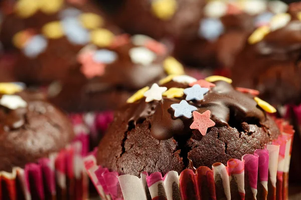 Hemlagad Läckra Kakaomuffins Med Färgglada Sockerstjärnor Och Mörk Chokladglasyr Extrem — Stockfoto