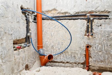 Banyo suyu ve boru tesisatı duvarda. Ev onarımı ve yenileme.